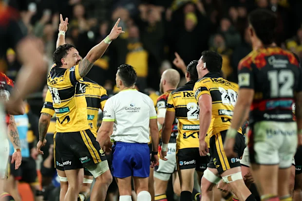 Hurricanes end 10-year drought with stunning 55-point demolition