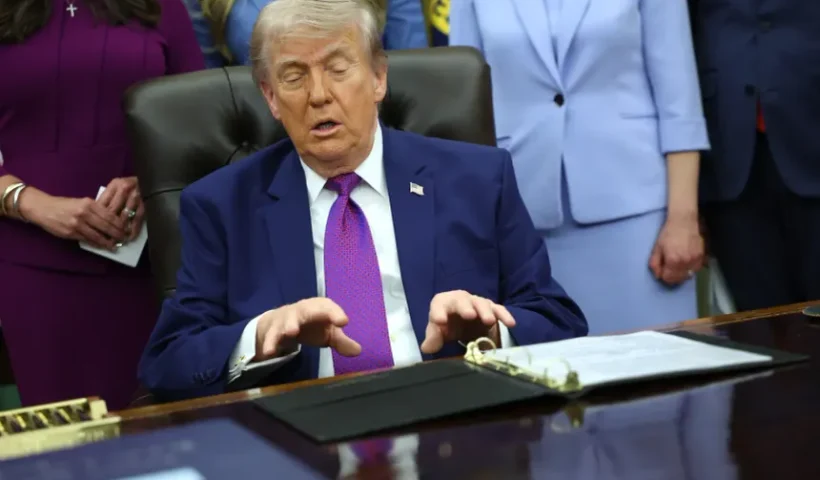 Donald Trump appears drowsy during Oval office meeting