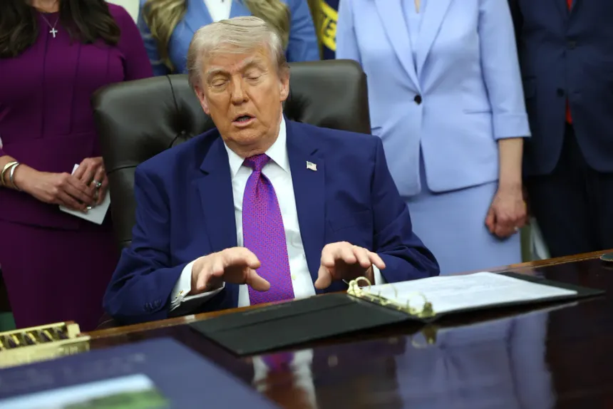 Donald Trump appears drowsy during Oval office meeting